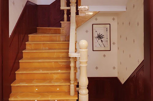 江口中式别墅室内汉白玉石楼梯的定制安装装饰效果